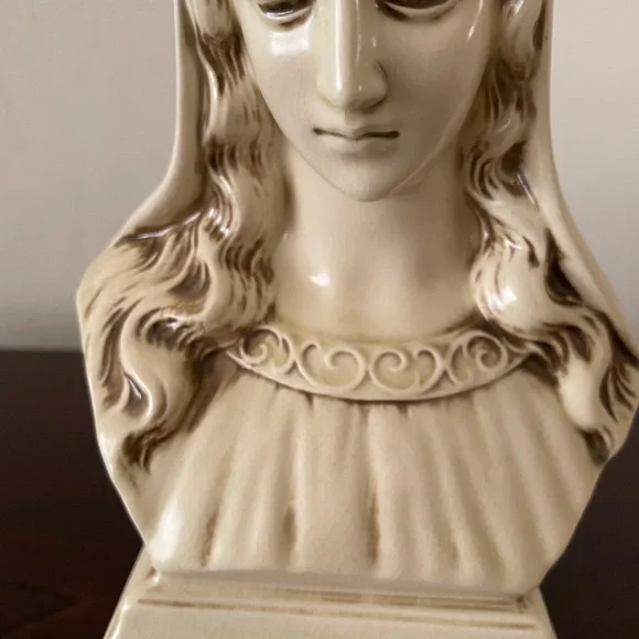Cream Ceramic Busts of Jesus and Mary - Picture 9 of 10